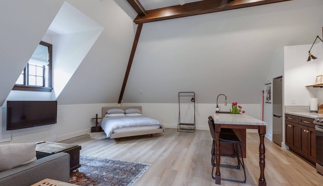 Modern Carriage House…close to trails and ocean