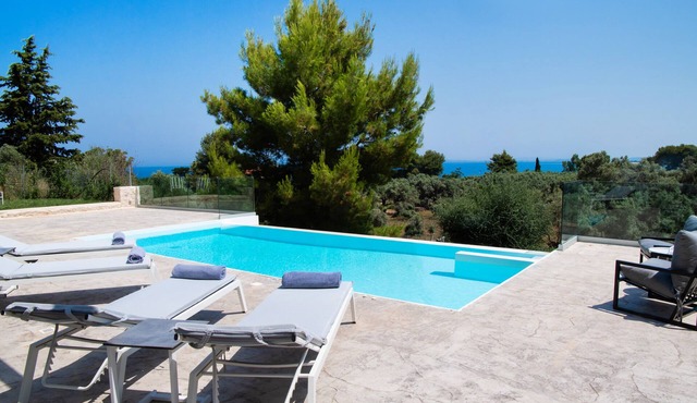 Modern cave villa w/pool, 3 mins walk to the beach