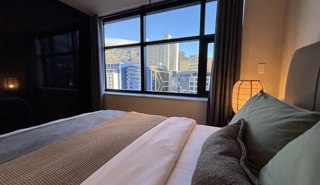 Modern CBD Studio - Pool, Gym & Fast WiFi