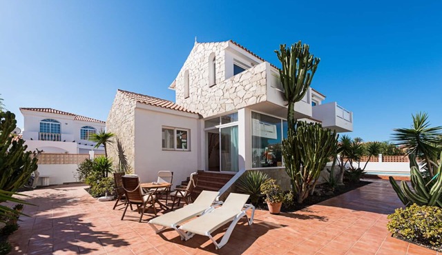 Modern central villa 3 min walk from the sea with garden and private parking