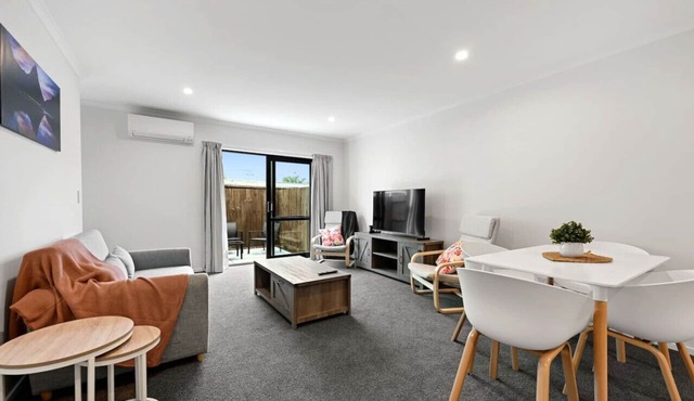 Modern & Central - Close to Hospital & Lake Walks