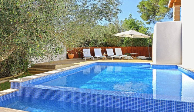 Modern chalet: private pool, 2 terraces, 700m to beach, quiet residential area