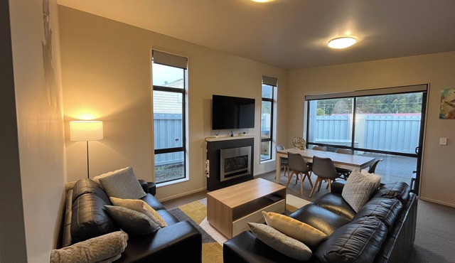 Modern chalet, spa, mountain views & gas fireplace