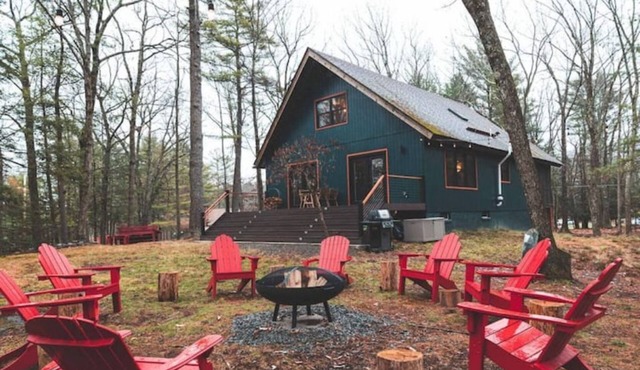 Modern Chalet with Hot Tub & Fire Pit at Lake Wallenpaupack