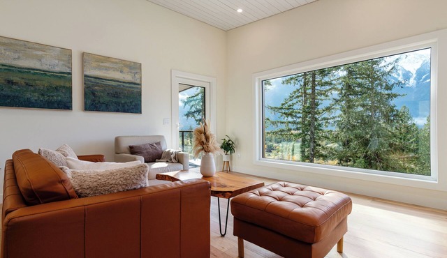 Modern Chalet with Stunning Mountain Views just 30 min from Whistler