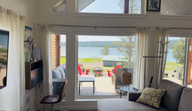 Modern Charming Lakeside cottage on Lac La Hache! Fun all year!