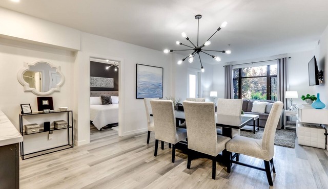 ☀️Modern, Chic, King Bed & Gym! Best Location! Walk to Beach & Fab Eats!🏖️🍷🥂🍱