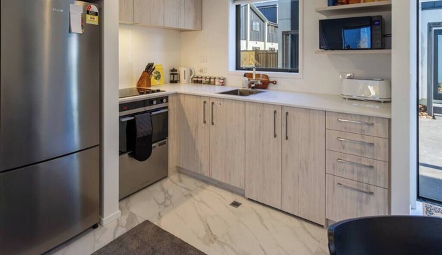 Modern Chic Retreat 2 Bed, 2 Bath: Riccarton