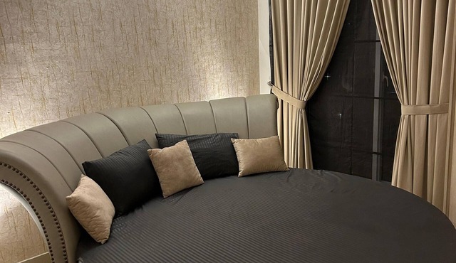 Modern Circular Retreat , Self Check-In, AirConditioning, Loveliest Space