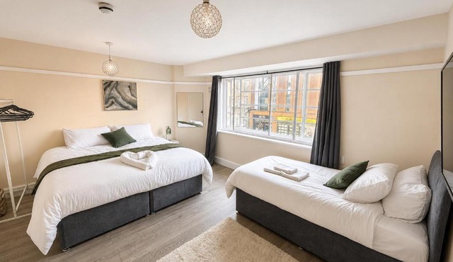 Modern City Centre Serviced Apartment, Opposite Leicester Train Station, Sleeps 3, Super King Bed, Fast Wi-Fi, Self Check-in, Ideal for Corporate, Relocation, Family & Leisure Stays