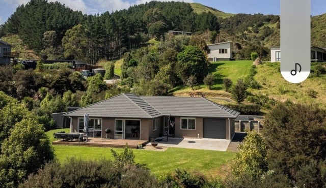 Modern coastal bach – 2 min beach, 7 min boat ramp | Family & fisher-friendly