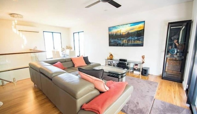Modern Coastal Escape | Walk to Beach, Cafes & CBD