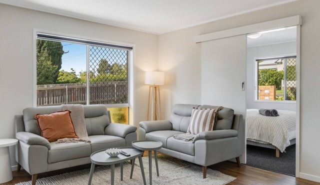 Modern Comfort in Quiet Neighbourhood!