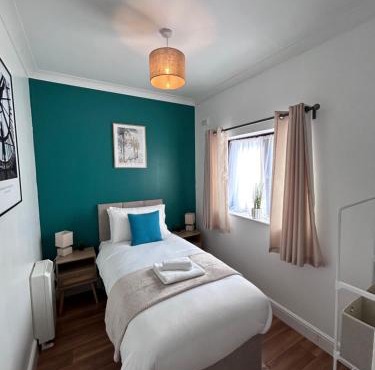 Modern Comfort 2BR - Southampton Stay