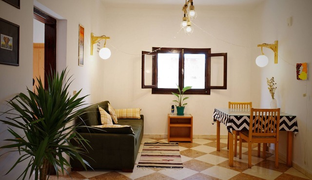 Modern Comfort - 2BR Steps from Beach & Cafés