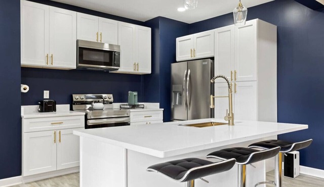 Modern Comfort Downtown Indy Stylish 3BR Getaway