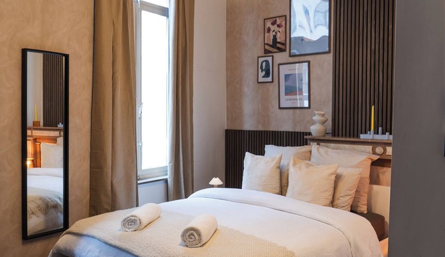 Modern Comfort: Elegant 5 BR Apt. at Ghent's Core