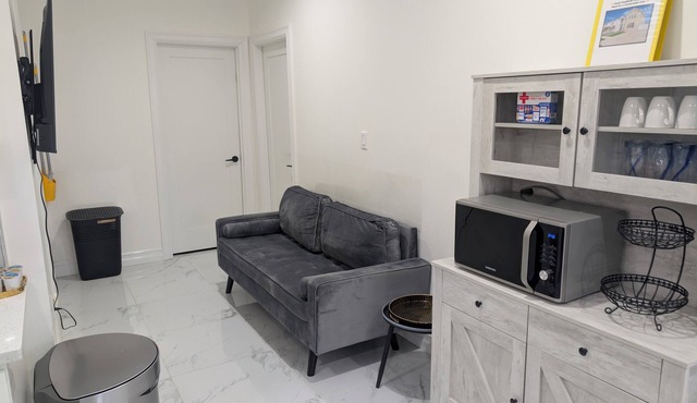 Modern Comfort - Minimal Style Entire guest suite in Elmont, New York