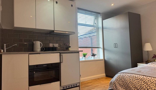 Modern Comfortable Studio with kitchenette for 1-2 people, close to station