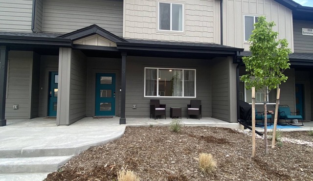 Modern Comforts: 3-Bedroom Townhome w/2 kid friendly community pools