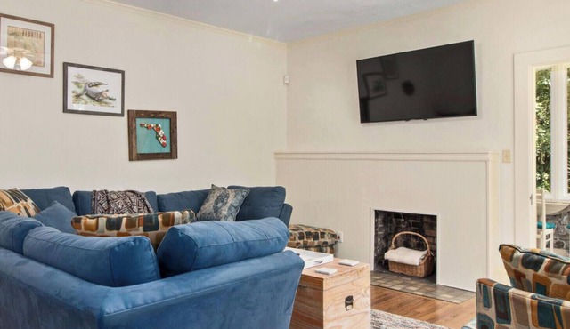 Modern Comforts in a Vintage Home near U. F.