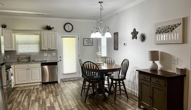 Modern & Comfy, Spring is here, near Cade's Cove in Townsend, the peaceful side!