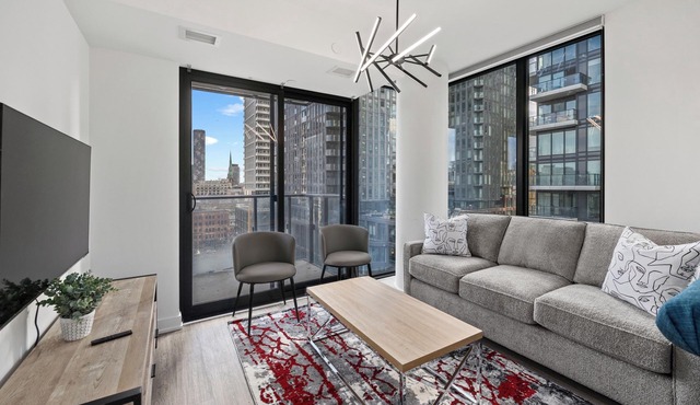 Modern Condo by Dundas Sq, 3BDR/2BTH & City Views
