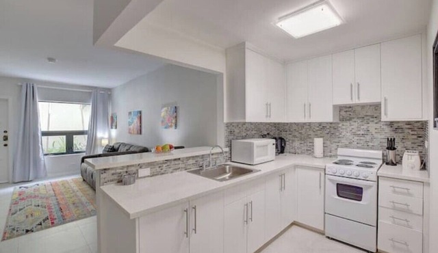 Modern condo: Steps from Atlantis & Beach
