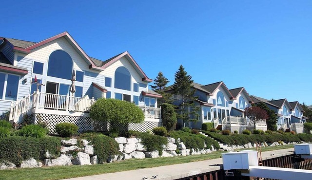 Modern Condo w/Harbor views and Community Pool
