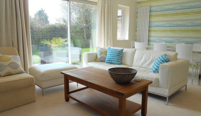 Modern Contemporary Bungalow With Sunny Garden, Sleeps 9, Easy access to London