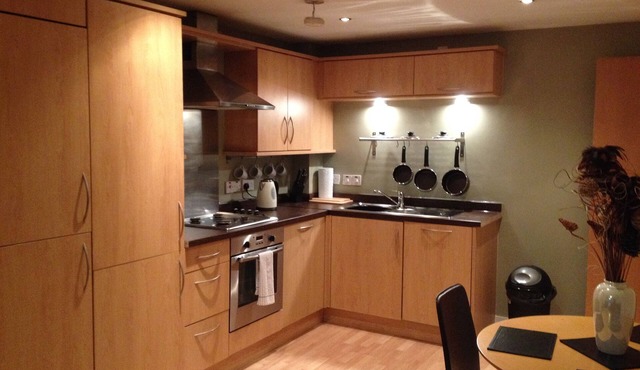 Modern, convenient, 2 bed apartment with parking close to the train station.