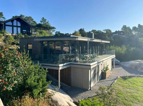 Modern Cottage Near The Beach On Nordre Karlsøy