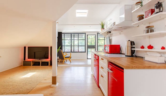 Modern Couples Attic apt w/terrace near coffeeshop