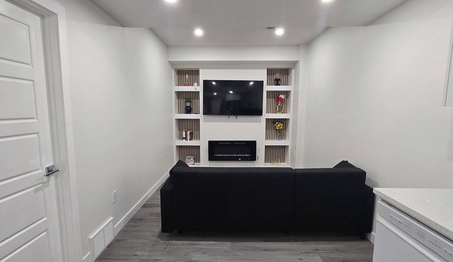 Modern Cozy 1-Bed Basement Apartment Suite | Private Entry & All Essentials