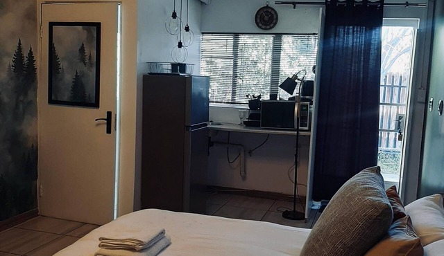Modern Cozy Bachelors Pad in the Heart of Bloemfontein. Pet friendly