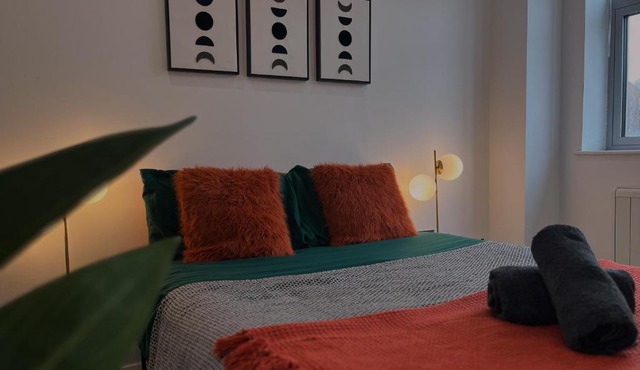 Modern Cozy Central Double Suite! - Fast WiFi, Free Gym Access, Work Station