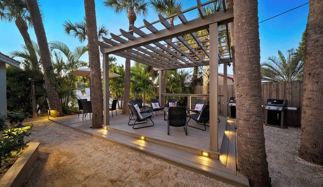 Modern, Cozy Efficiency Just Steps to the Beach! - Unit C
