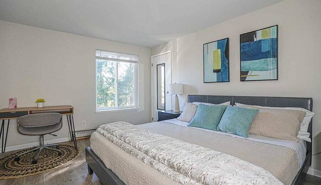 Modern & Cozy Microsoft Campus Condo with Parking