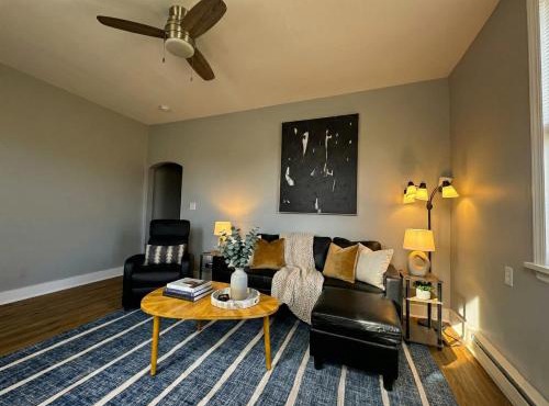 Modern cozy unit with King Bed