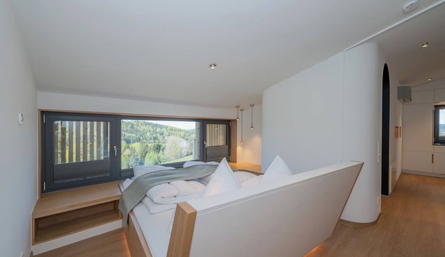 Modern design apartment with a view of the Dreisesselberg. With sauna, roof terrace, outdoor bathtub and custom-made furnishings. Perfect for two adults who appreciate peace and quality.