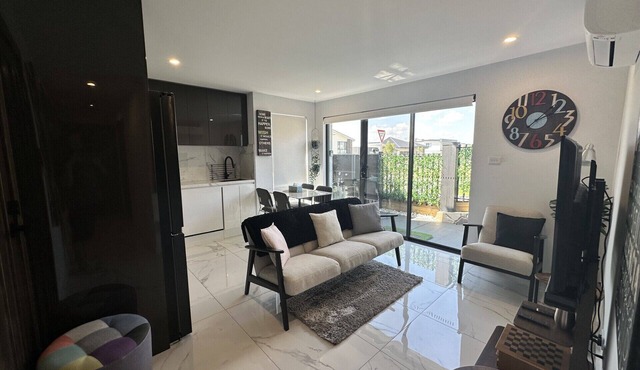 Modern & Designer Home. Private Entrance & Patio