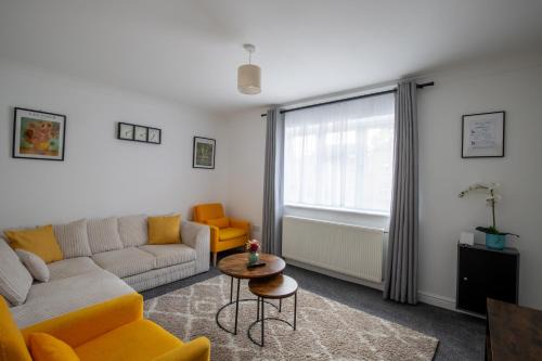 Modern Detached 4-Bedroom 2-Bath Home, Guildford
