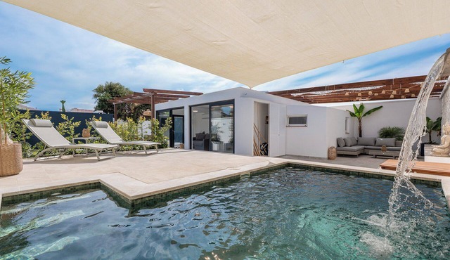 Modern detached private house 60 meters (2 min walk) from the beach!