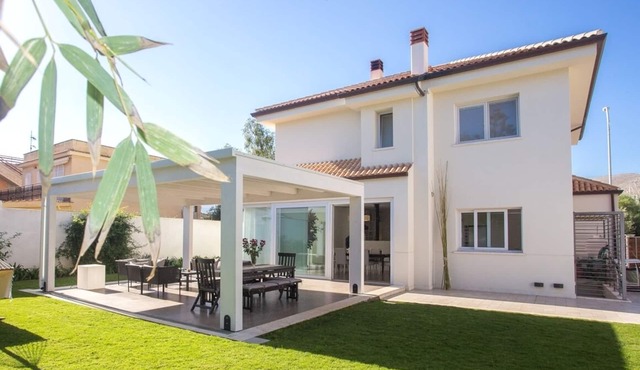 Modern detached villa near the beach of Mondello