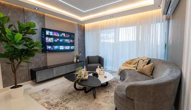Modern 3BR! 9FL, King Bed! STI with Pool! Fast wifi!