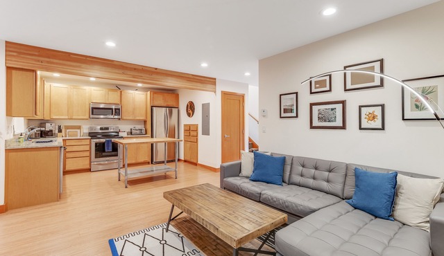 Modern, dog-friendly cabin with fast WiFi, washer/dryer, deck & forest views