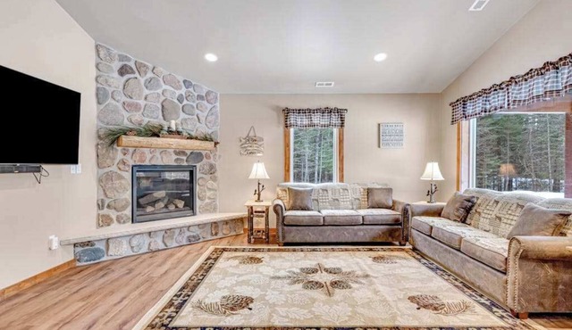 Modern dog-friendly cabin with hot tub, gas fireplace, patio, grill, & washer/dryer