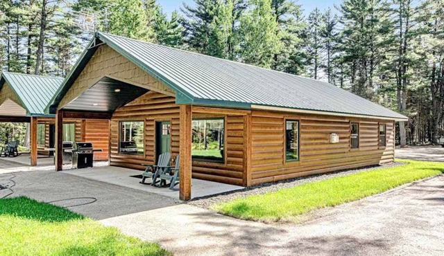 Modern dog-friendly cabins with hot tub, fireplace, patio, grill, central AC, & W/D