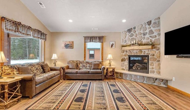 Modern dog-friendly cabin with hot tub, gas fireplace, patio, grill, & central AC
