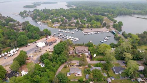 Modern Dog-Friendly Cape Cod Cottage Near Beaches